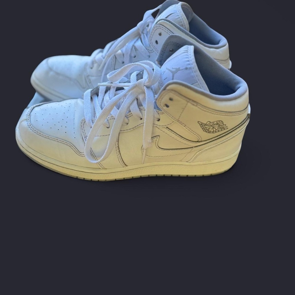 Nike Air Jordan 1 Mid Triple White – Women’s Size 7Y / Men’s 5